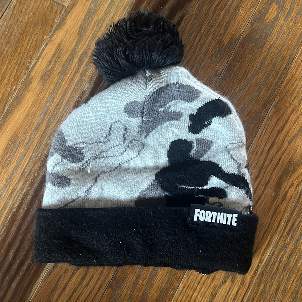 Fortnite EPIC GAMES Beanie Winter Hat Black Gray One Size Pom